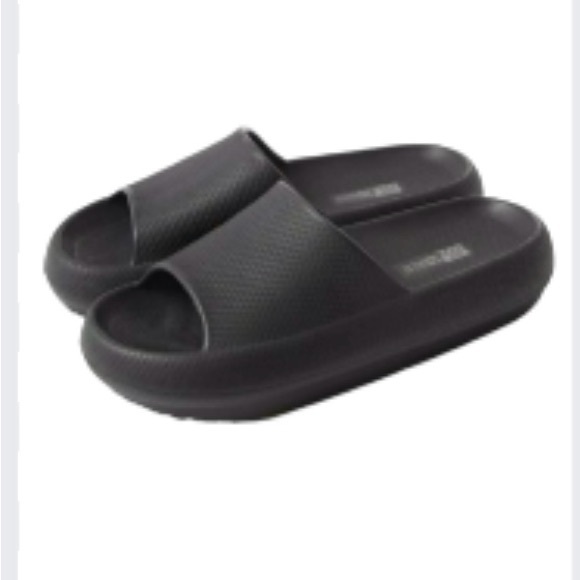 32 Degrees Shoes - NWOT 32 Degrees Ultra-soft EVA Black Unisex Slide Sandals W9/10